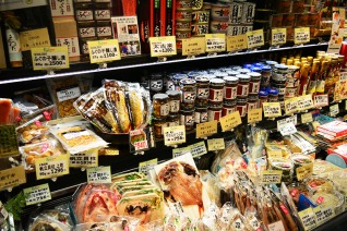 Tokyo, Japan supermarket via youmademelikeyou.com